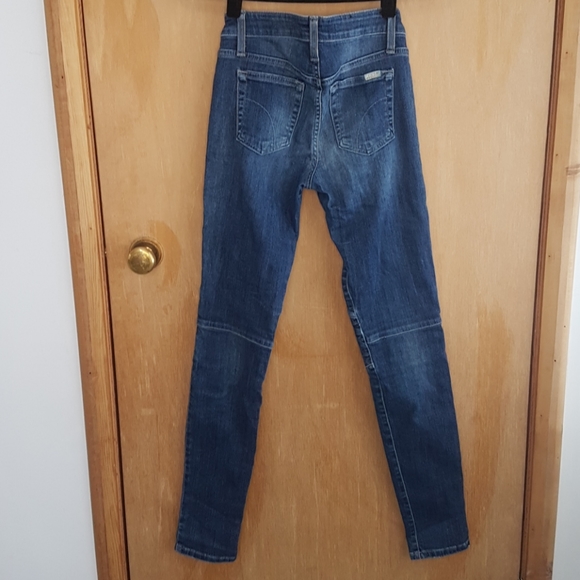 Blue medium wash skinny jean. - Picture 5 of 6